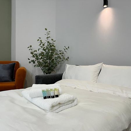 Modern One-Bedroom Apartment Swindon Exterior foto
