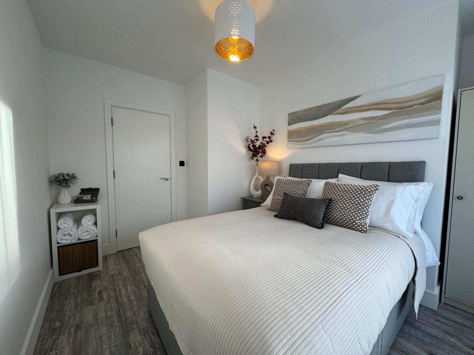 Modern One-Bedroom Apartment Swindon Exterior foto