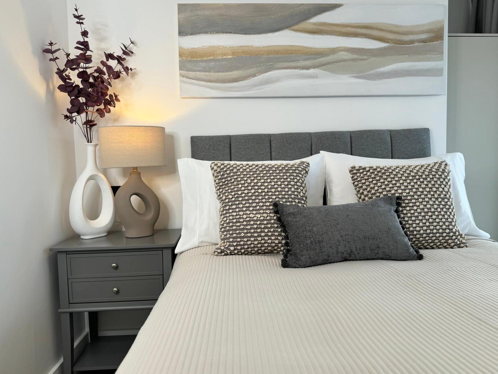 Modern One-Bedroom Apartment Swindon Exterior foto